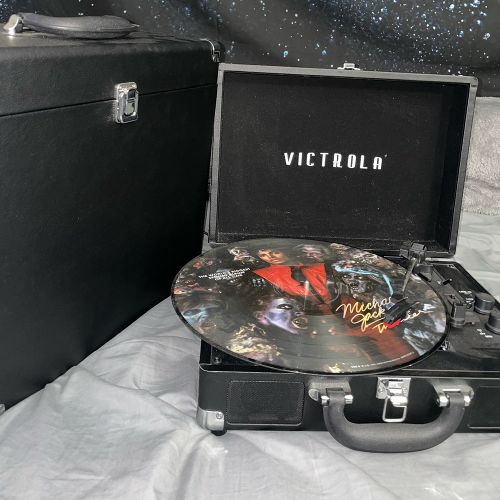 Victrola record player & Bluetooth speaker
